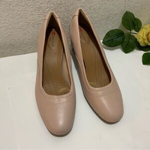 Clark’s unstructured Blush Pink Heel size 8.5 / 39.5